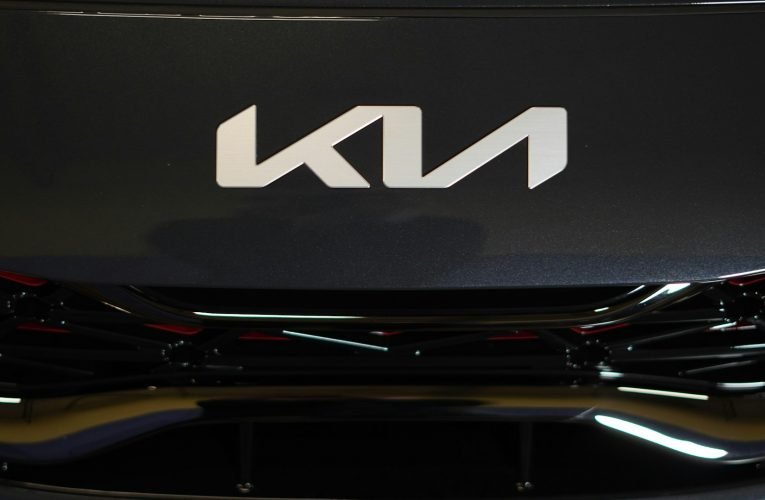 기아 EV4, 국내 전기 세단 판매 1위 등극…합리적 가격과 성능으로 인기 상승세