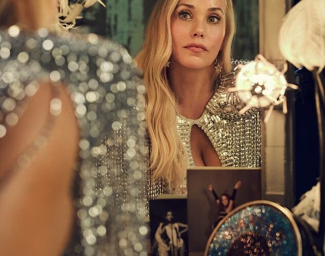 53세의 엘리자베스 버클리(Elizabeth Berkley), 쇼걸스 창립 30주년 기념