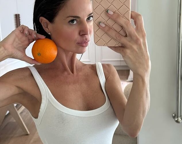 디나 브로드허스트(Dina Broadhurst)는 역대 가장 이상한 사진 촬영에서 완전히 발가벗은 채 우유로 뒤덮였습니다.