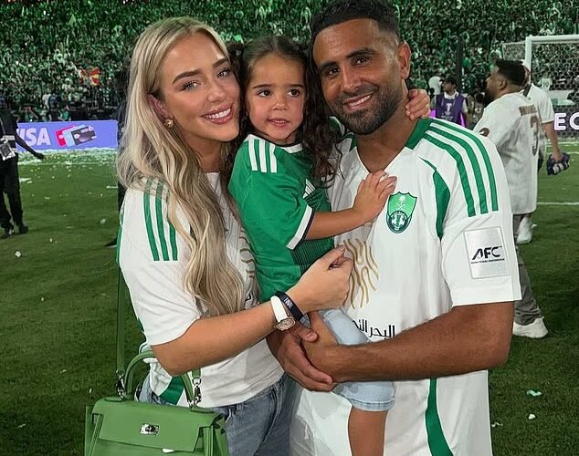 리야드 마레즈(Riyad Mahrez)의 아내 테일러 워드(Taylor Ward)는 축구 선수로 떠나기 전 첫 아들(넷째)을 낳았습니다.