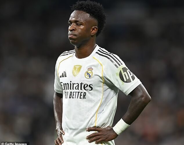 비니시우스 주니어의 격동의 한 해: 제임스 샤프가 브라질 스타의 발롱도르 패배가 어떻게 레알 마드리드의 혼란과 네이마르의 불쾌한 비교로 이어졌는지 설명합니다.