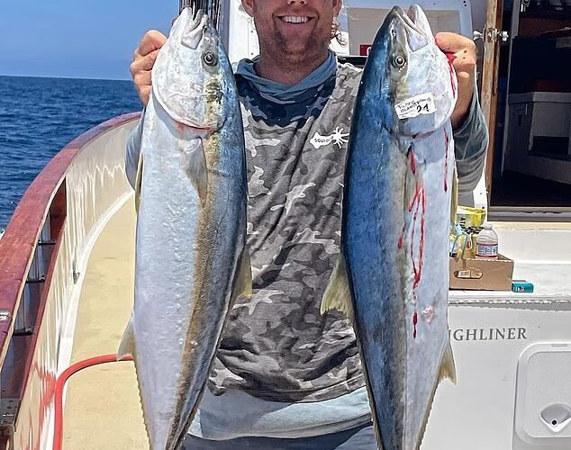 낚시 인플루언서 마이키 리자벡(Mikey Rijavec)은 해안에서 8마일 떨어진 메이데이 전화를 한 후 실종될 우려가 있습니다.