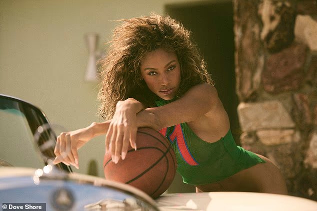 글래머러스한 NBA 스타 Kisre Gandrejic은 선정적인 플레이보이 사진 촬영으로 역사를 만들며 상상력을 거의 발휘하지 못합니다.