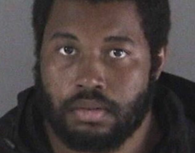 넷플릭스 스타 축구 코치 존 빔을 살해한 혐의로 기소된 총잡이…