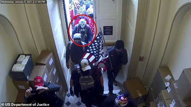 도널드 트럼프 대통령, 총기 관련 유죄판결을 받은 1월 6일 폭도를 두 번째로 사면