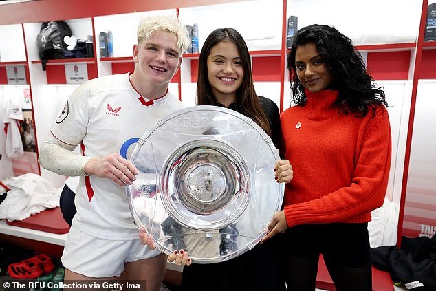 Emma Radukanu는 영국의 영웅 Henry Pollock이 하카에 저항하여 All Blacks에 대한 역사적인 승리를 축하하도록 도와줍니다.