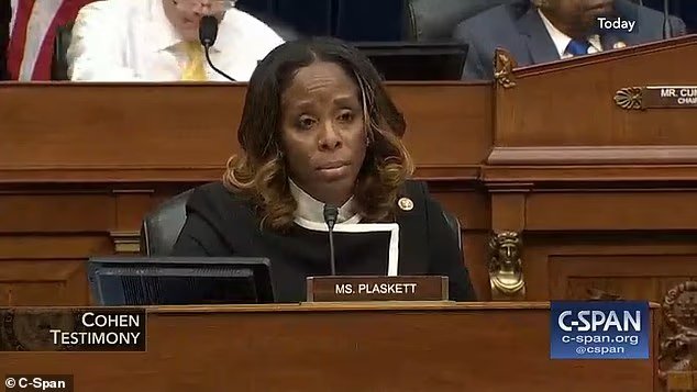 트럼프 청문회에서는 민주당 의원이 질문을 하기 전 엡스타인에게 문자를 보내는 특이한 순간이 포착됐다.