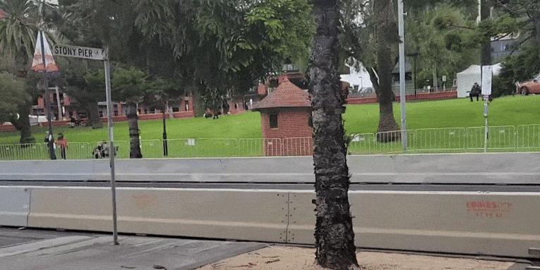 질롱 리바이벌 모터링 페스티벌에서 BMW가 장벽을 들이받은 뒤 자원봉사자가 병원에 ​​입원했습니다.