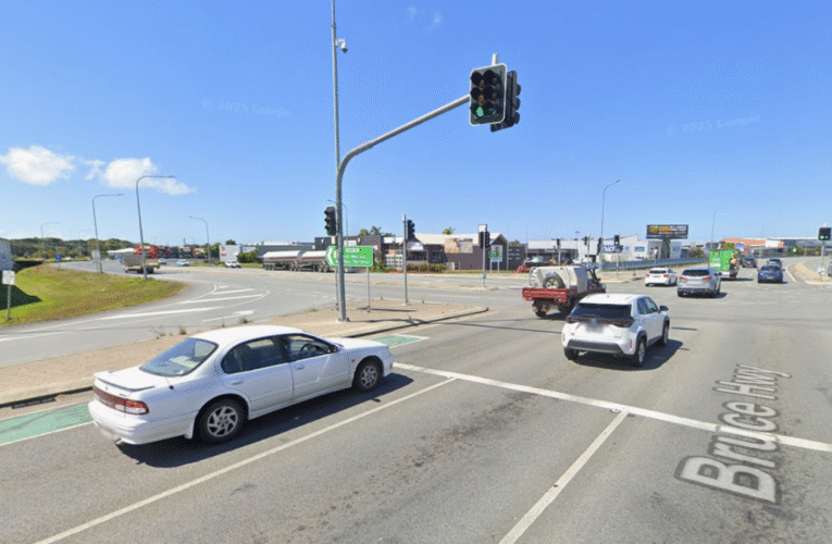 퀸즈랜드 브루스 고속도로에서 차량이 트럭과 충돌한 후 10대 사망, 또 다른 목숨을 걸고 사투하다