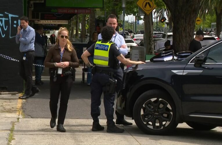 멜버른 에센던 세차장에서 마체테 공격을 받은 뒤 목숨을 걸고 사투를 벌이는 남성