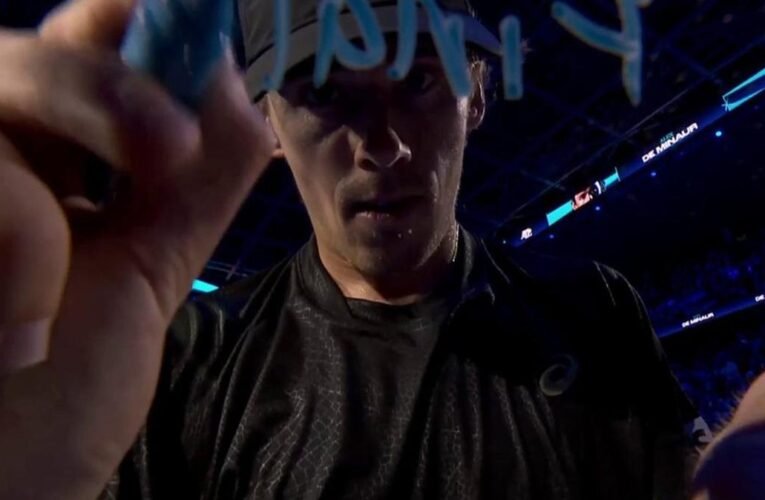 호주 테니스 스타 Alex de Minaur가 Taylor Fritz를 압도하여 ATP 결승전의 희망을 이어가고 있습니다.