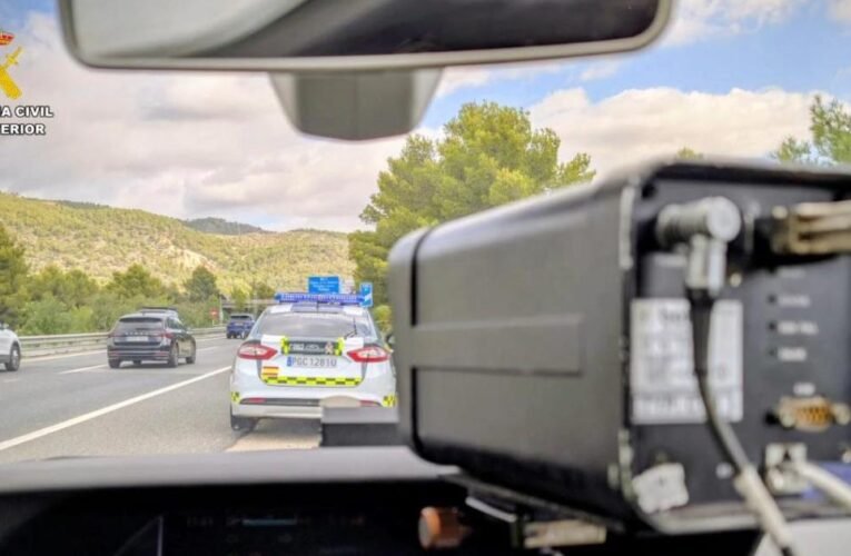 알쿠디아 도로에서 시속 175km로 주행하던 운전자를 찾고 있습니다.