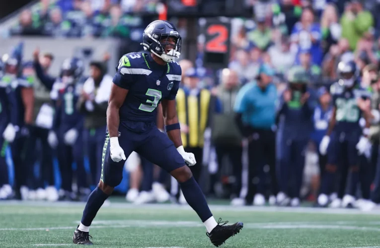 Seahawks의 신인 Nick Emmonvori가 금주의 신인상을 수상했습니다.