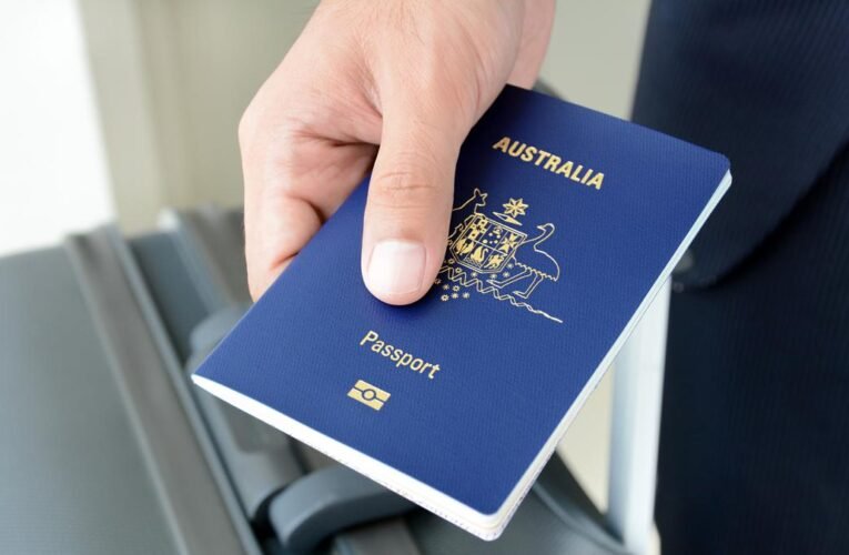 여권 시스템 중단으로 인해 전국 공항에 영향을 미치면서 국제 여행객들은 큰 지연을 겪을 것입니다