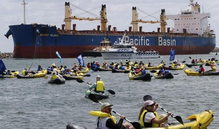 라이징 타이드(Rising Tide) 시위로 인해 몇몇 선박이 뉴캐슬에 있는 호주 최대 석탄항으로 진입하는 것을 막은 후 약 150명이 체포되었습니다.