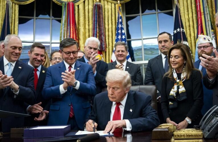 도널드 트럼프 미국 대통령이 미국 정부 셧다운을 끝내는 합의에 서명했다.