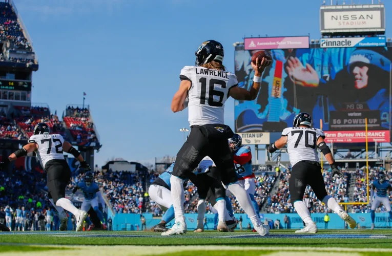 트레버 로렌스가 사이드라인에서 큰 타격을 입어 하프타임 전에 난투를 벌였습니다.