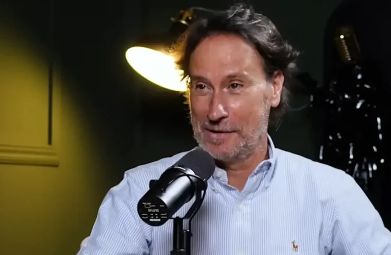 “가족 단위는 공유하는 시간을 멈췄습니다. 집은 개인실이 있는 펜션이 되었습니다.”