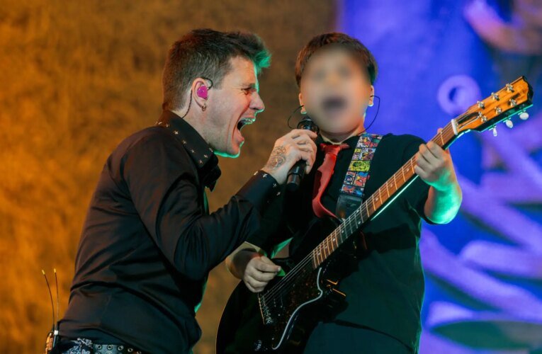 남동생이 죽은 지 5개월 후 Rouleau의 아들 Ollie와의 콘서트에서 Danny Martin의 감정적인 몸짓