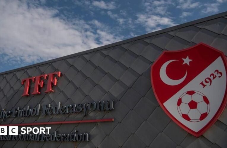 터키 축구협회(FA)가 베팅 조사에서 102명의 선수를 출전 금지시켰다.