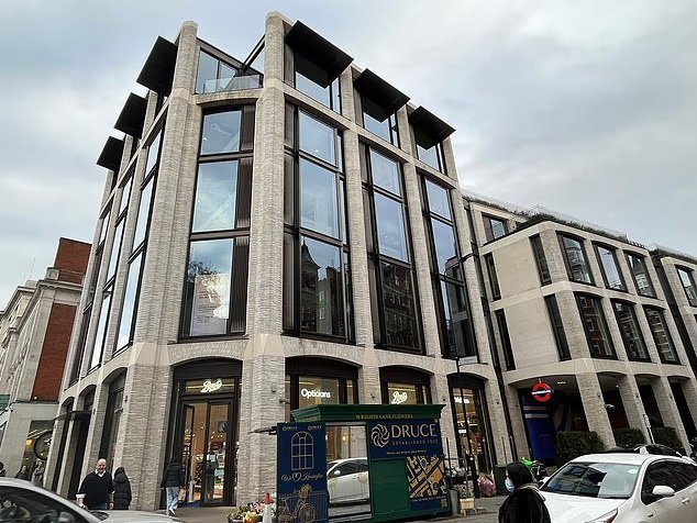 짐 랫클리프 경(Sir Jim Ratcliffe Man United) 비용 절감: 클럽은 수백 명의 직원을 해고한 후 10년 간의 켄싱턴 사무실 임대를 조기 종료할 예정