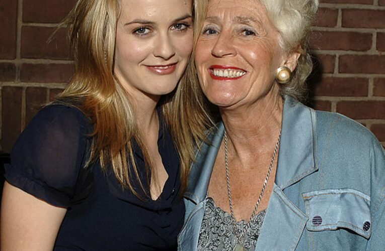 감성적인 알리시아 실버스톤이 돌아가신 엄마의 아무것도 모르는 카메오에 대해 자세히 설명합니다.