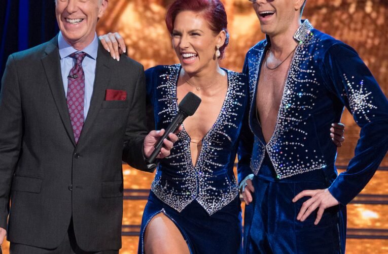 댄싱 위드 더 스타(Dancing with the Stars) 바비 본즈(Bobby Bones)가 톰 버거론(Tom Bergeron)에게 미러볼을 반환합니다.