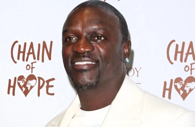 Akon은 이혼 청원서에서 소원한 아내의 요청에 응답합니다.