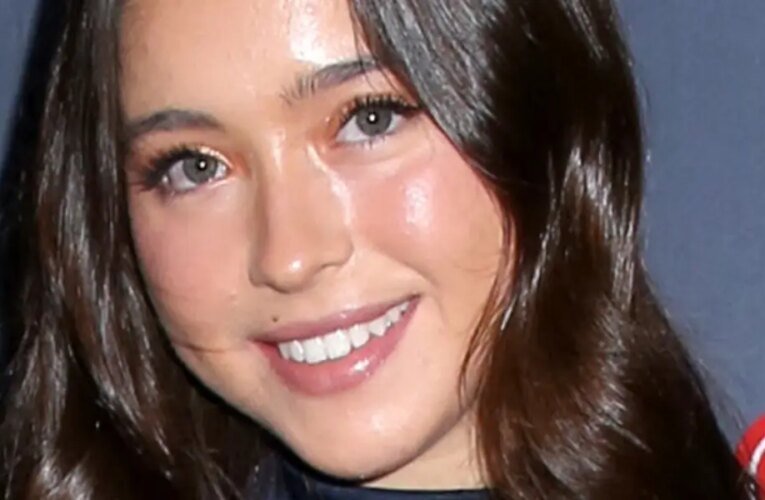 켈리 리파(Kelly Ripa)의 비키니 입은 딸은 자신이 “모든 것을 보여주고 있다”고 잘못 말했습니다.