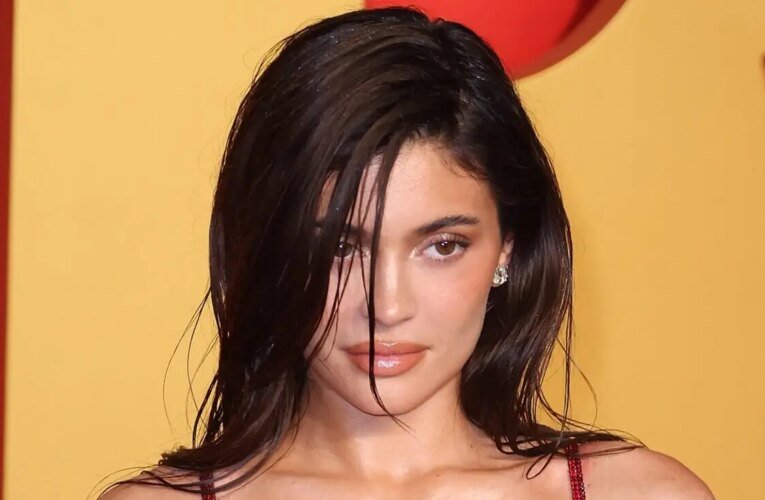 카일리 제너가 거의 날려버릴 뻔한 데뷔 기회를 밝혔습니다.