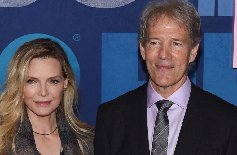 미셸 파이퍼(Michelle Pfeiffer)가 데이비드 E. 켈리(David E. Kelley)와의 오랜 결혼 생활을 과시했습니다.