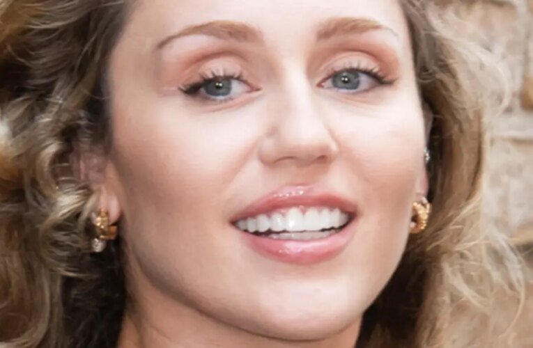 마일리 사이러스(Miley Cyrus)는 시스루 브라리스 탑을 입고 그녀의 “예쁜 세트”를 강조합니다.