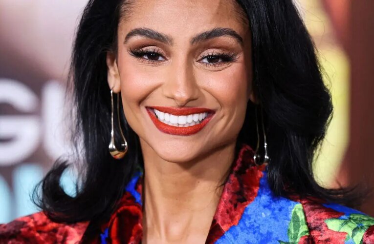 나자닌 만디(Nazanin Mandi)의 입이 떡 벌어지는 비키니 사진이 그녀의 전남친에 대한 공격을 촉발시켰다