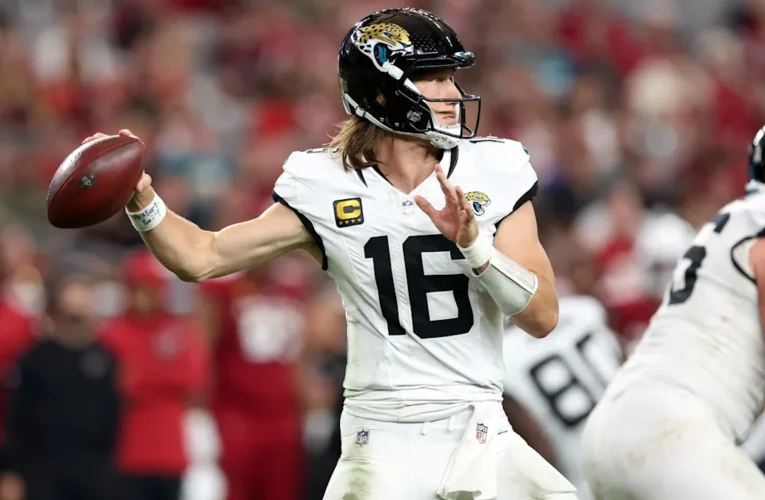 7-4 기록에도 불구하고 Jaguars QB Trevor Lawrence는 14번의 매출로 NFL을 이끌었습니다.