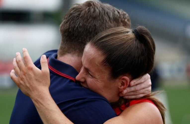 멜버른의 Mick Stiniar 감독은 Demons가 AFLW 준결승에서 승리한 후 눈물을 흘렸습니다.