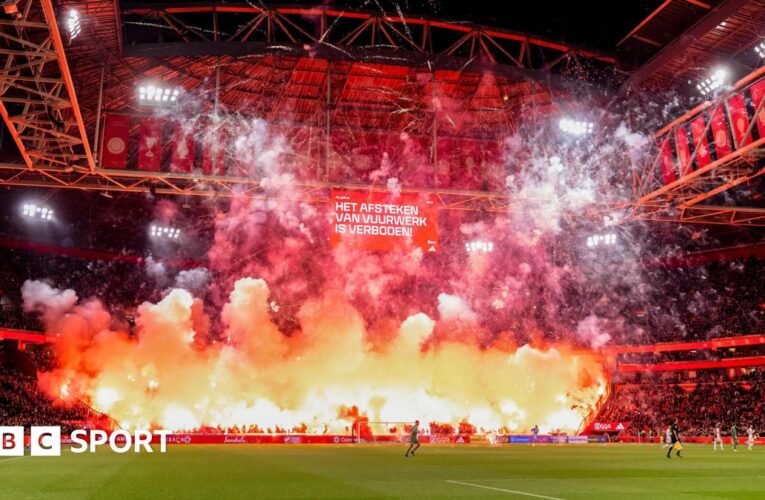 아약스 v 흐로닝언: 암스테르담 클럽이 ‘터무니없는’ 불꽃놀이를 비난함에 따라 흐로닝언과의 에레디비시 충돌이 취소되었습니다.