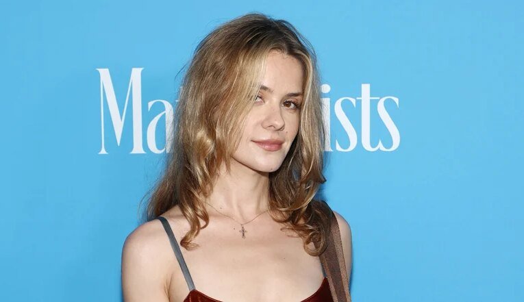 Succession의 Dasha Nekrasova가 에이전트에 의해 해고되고 Nick Fuentes 인터뷰로 인해 다음 영화에서 제외됨 | 다샤 네크라소바, 닉 푸엔테스 | 유명인 뉴스 및 가십 | 엔터테인먼트, 사진 및 비디오