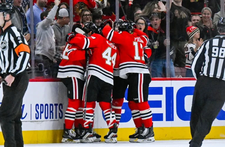 Dach는 3교시 후반에 득점하여 Blackhawks가 Maple Leafs를 상대로 3-2 승리를 거두도록 이끌었습니다.