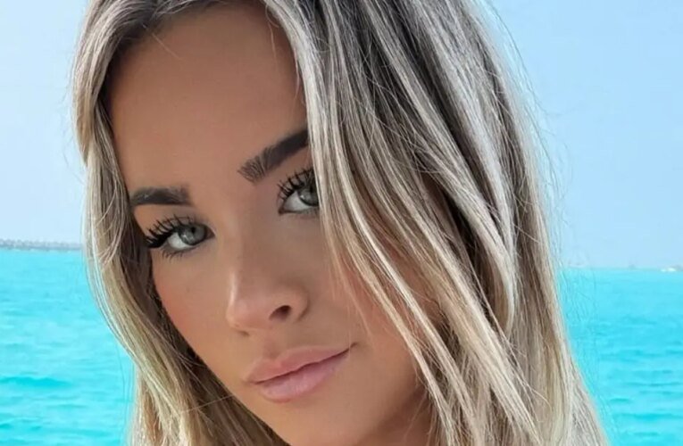 흰색 레이스 크롭 탑을 입은 에밀리 엘리자베스가 자신의 ‘멋진 청바지’를 놀리는 모습