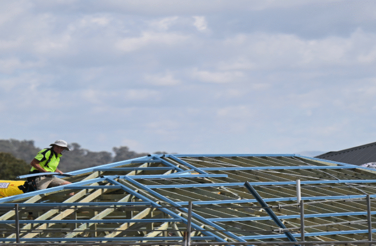 노인과 취약한 퀸즈랜드 주민을 대상으로 지붕 ​​교체를 제안하는 사기꾼에 대한 긴급 경고