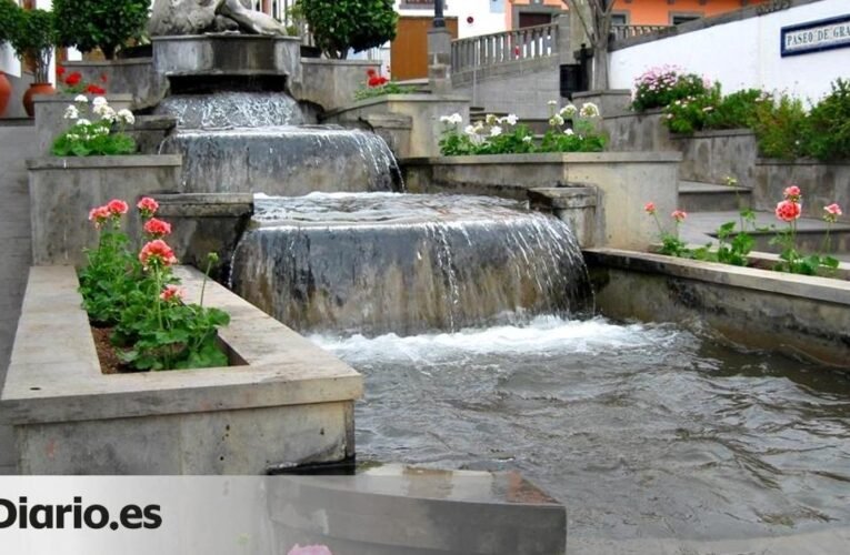 엽서가 된 도시폭포를 지나는 스페인 도시