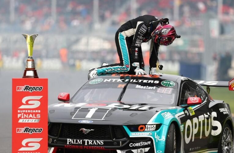 논란의 여지가 있는 오프닝 랩 이후 Chaz Mostert가 Supercars 챔피언십 데뷔전을 치릅니다.