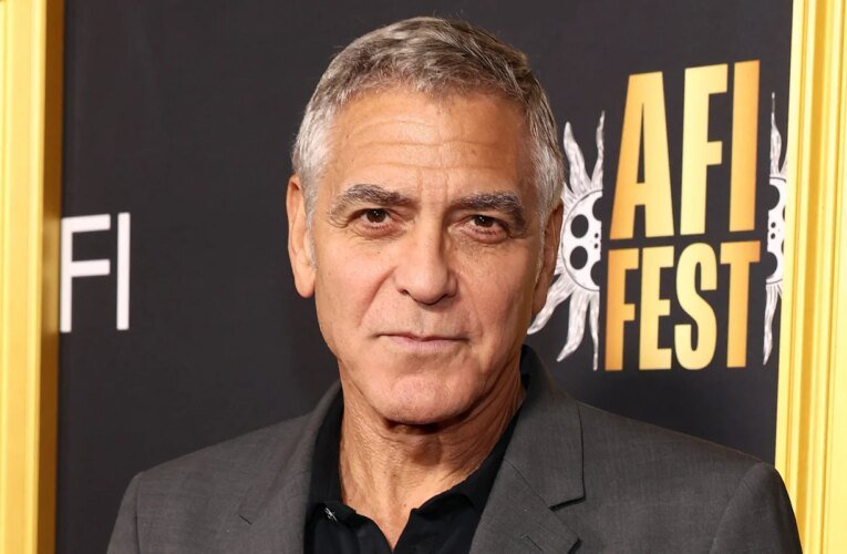 할로윈을 맞아 배트맨 복장을 한 조지 클루니의 아들이 배트맨 역할을 했다는 말을 들었을 때 어떤 반응을 보였는지 공개 | 조지 클루니 | 유명인 뉴스 및 가십 | 엔터테인먼트, 사진 및 비디오