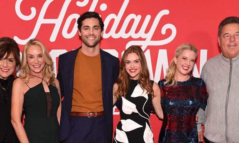 Holland Roden, Matthew Daddario 및 ‘Holiday Touchdown’ 출연진이 Buffalo에서 Hallmark 초연을 위해 Bills 팬들과 재회합니다! | 앤드류 워커, 캐롤라인 아론, 드웨인 카터, 디온 도킨스, 홀마크 채널, 홀랜드 로덴, 매튜 다다리오, 패티 무린, 레이 데이비스, 스티브 쉬리파, 트레이시 폴란, 바네사 마라노 | 유명인 뉴스 및 가십 | 엔터테인먼트, 사진 및 비디오