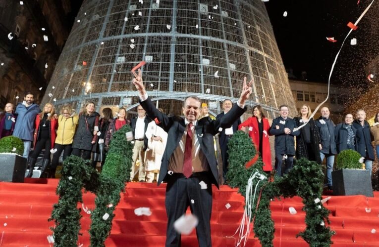 비 속에서도 Vigo는 열성적인 청중과 함께 크리스마스를 빛냈습니다.