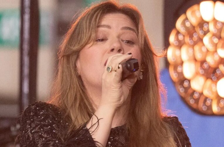 내부 관계자는 켈리 클락슨 스태프가 가수를 잘못 판단한 것에 “똥 같다”고 말했다.