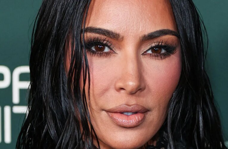 킴 카다시안의 무서운 배신의 붓 속으로