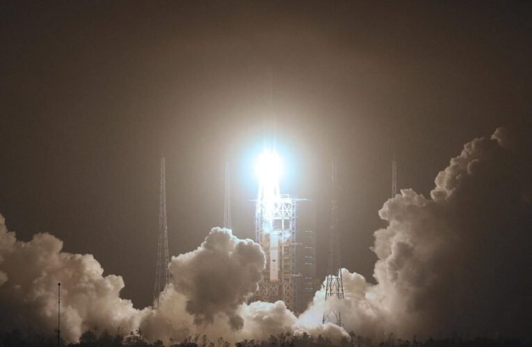 귀환 우주선의 창문에서 균열이 발견된 후 세 명의 중국 우주비행사가 우주정거장에 발이 묶였습니다.