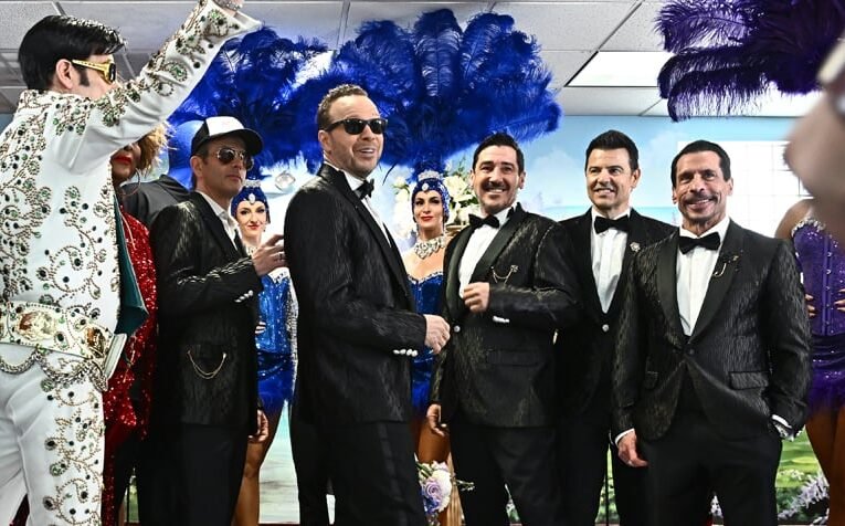 뉴 키즈 온 더 블록(New Kids On the Block), 모의 결혼식을 통해 2026년 라스베이거스 레지던시 날짜 발표 | 대니 우드, 도니 월버그, 조이 매킨타이어, 조나단 나이트, 조던 나이트, 뉴 키즈 온 더 블록 | 유명인 뉴스 및 가십 | 엔터테인먼트, 사진 및 비디오