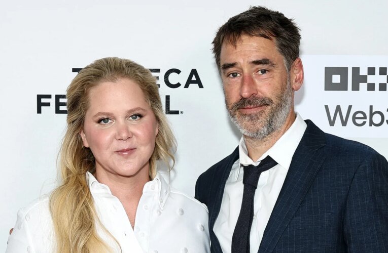 에이미 슈머(Amy Schumer)와 남편 크리스 피셔(Chris Fischer)는 소문이 분열된 가운데 ‘일반적인 문제에 대해 비공개로 작업’ | 에이미 슈머, 크리스 피셔 | 유명인 뉴스 및 가십 | 엔터테인먼트, 사진 및 비디오